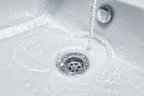 El lavabo no traga, pero no está atascado: ¿qué ocurre?