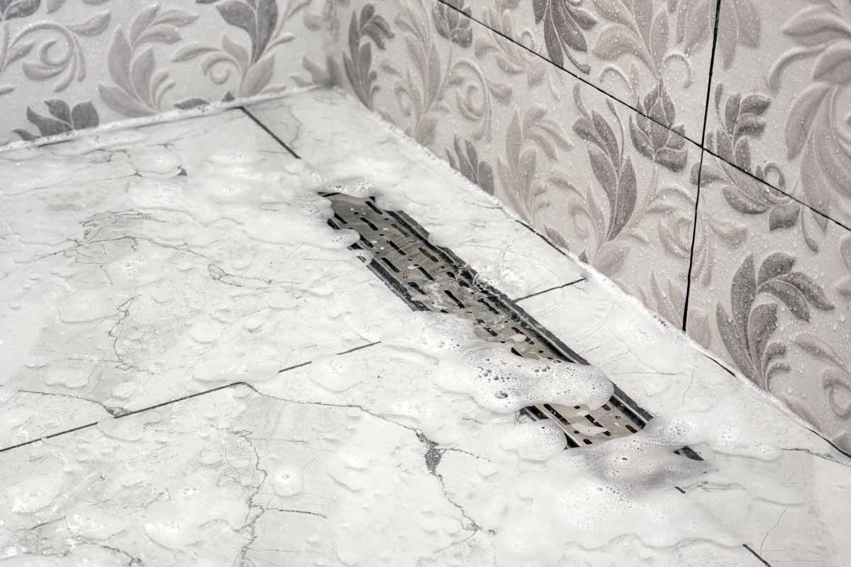 como desatascar un plato de ducha plano