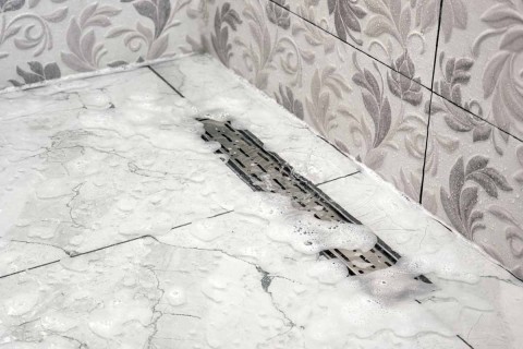 ¿Cómo desatascar un plato de ducha plano?
