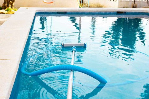¿Cómo desatascar las tuberías de una piscina?