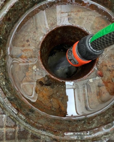limpieza con agua a presión de un imbornal