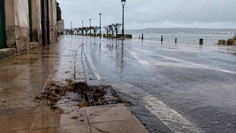 calzada inundada por mal mantenimiento de alcantarillado