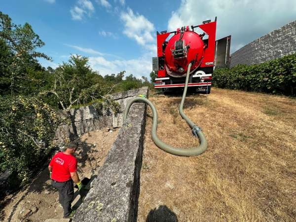camión cisterna en la finca, cerca de la vivienda