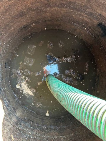 manguera de vaciado dentro del pozo negro