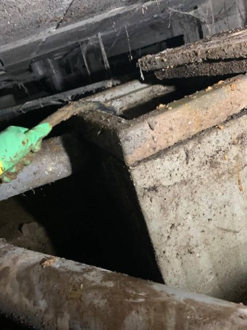 técnico trabajando con la manguera de agua a presion