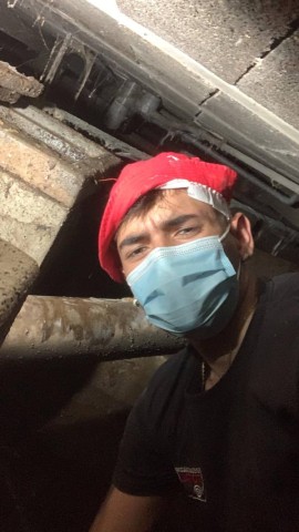 técnico d edesatascos total trabajando en el subsuelo de la comunidad