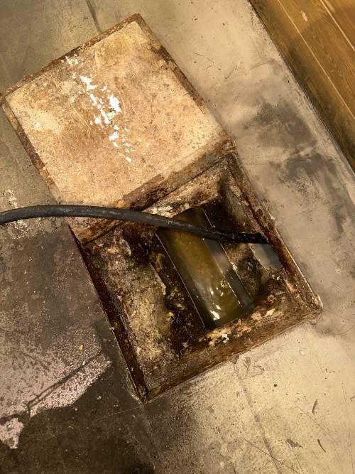 limpieza con agua a presión de arqueta de restaurante
